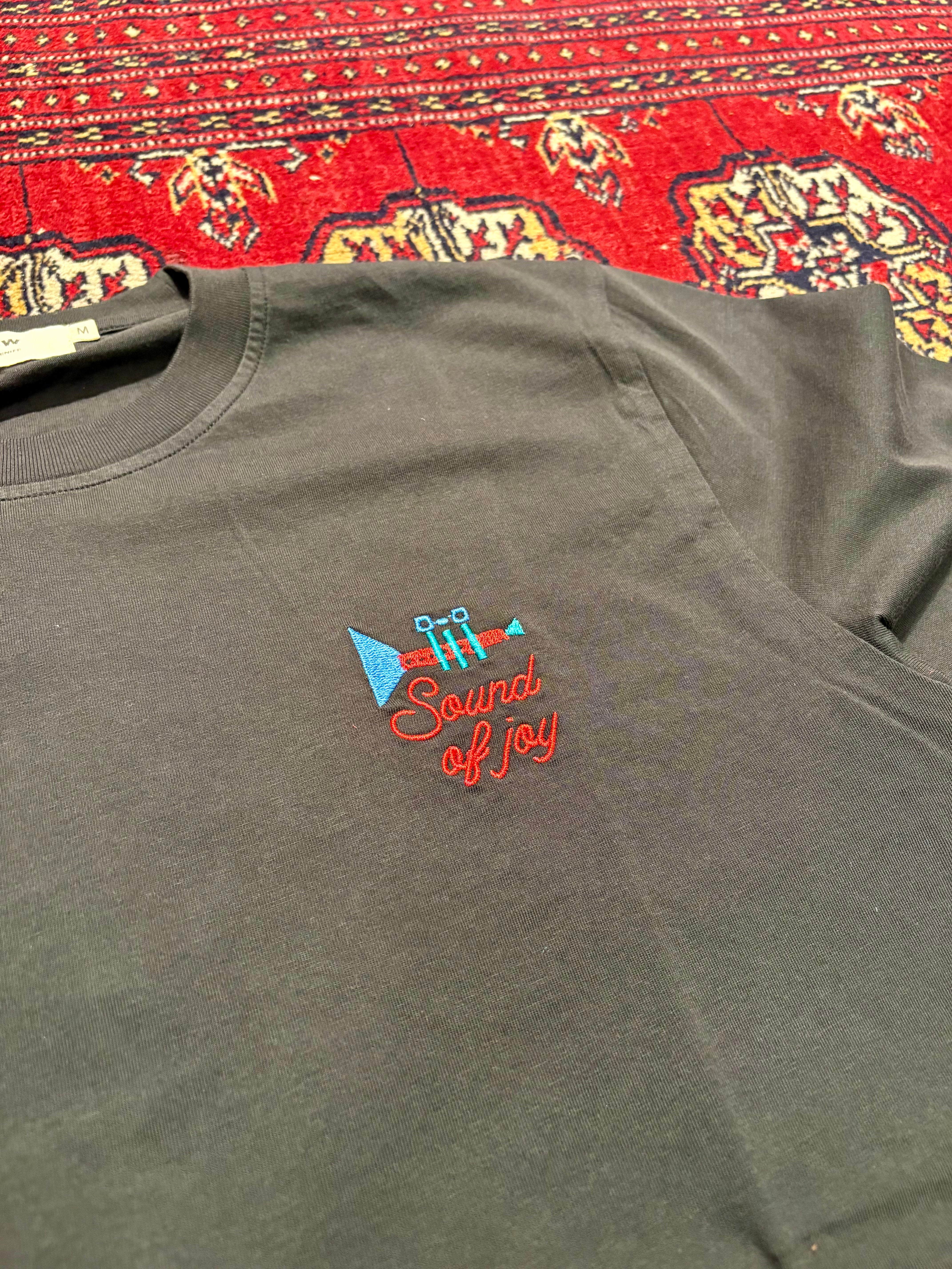 CARBON BLACK FANFARE TSHIRT